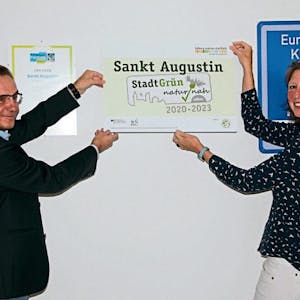 Das Label „Stadt-Grün“ hängten der Beigeordnete Rainer Gleß und Sandra Paul vom Umwelt- und Naturschutzbüro im Rathaus auf.