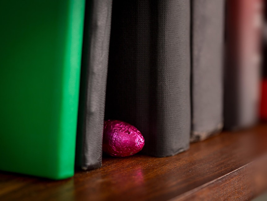 Zwischen den Büchern im Regal findet sich noch Platz für ein kleines Schokoladenei.