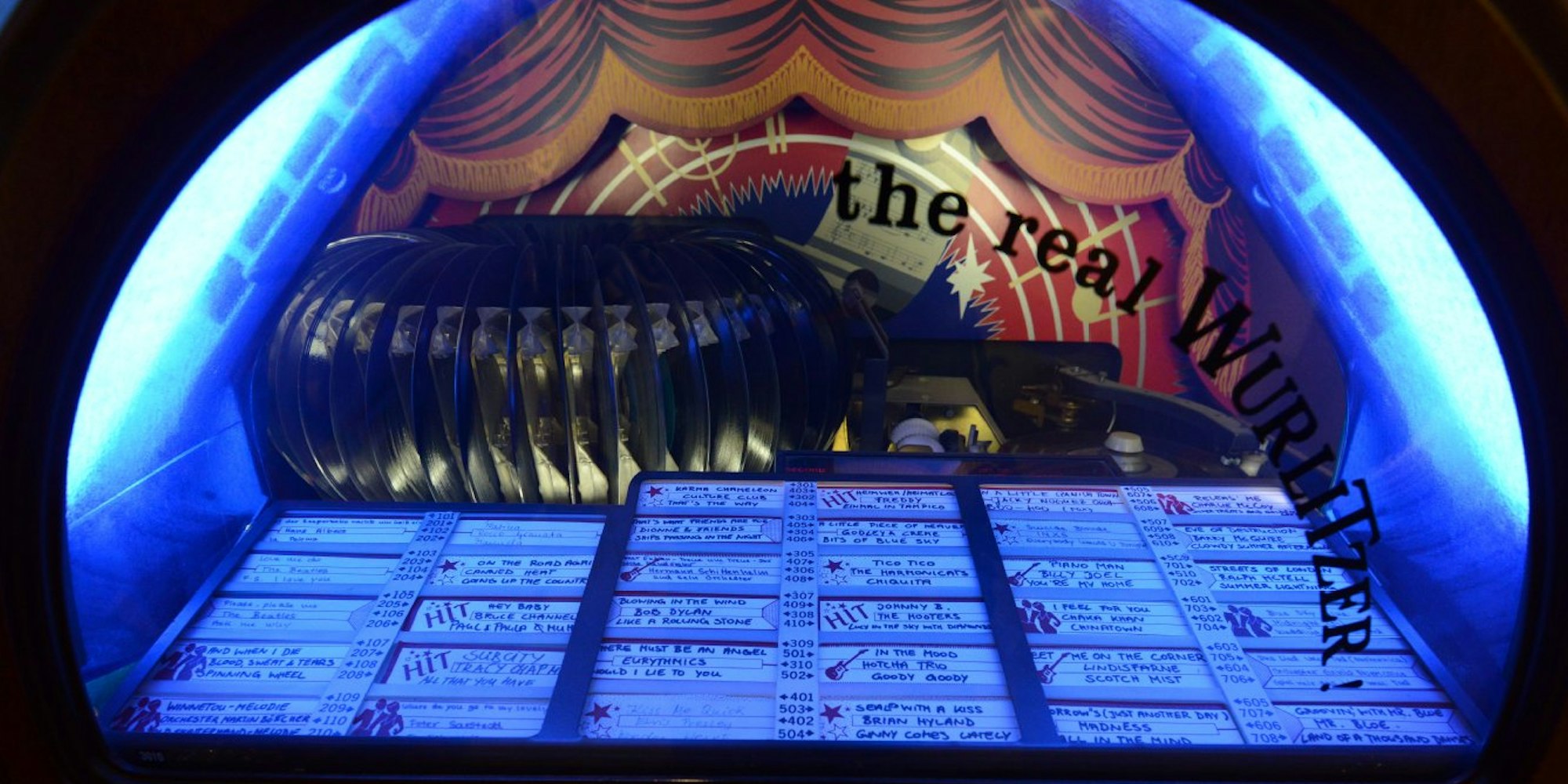 Mittlerweile ein Fall fürs Museum: Eine Jukebox mit der Aufschrift „The real Wurlitzer“