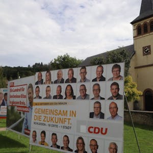 Die Schleidener CDU wollte auf Nummer sicher gehen: Das Stadtwappen, das neben dem roten Partei-Logo zu sehen war, wurde am Donnerstag mit einem weißen Aufkleber verdeckt.