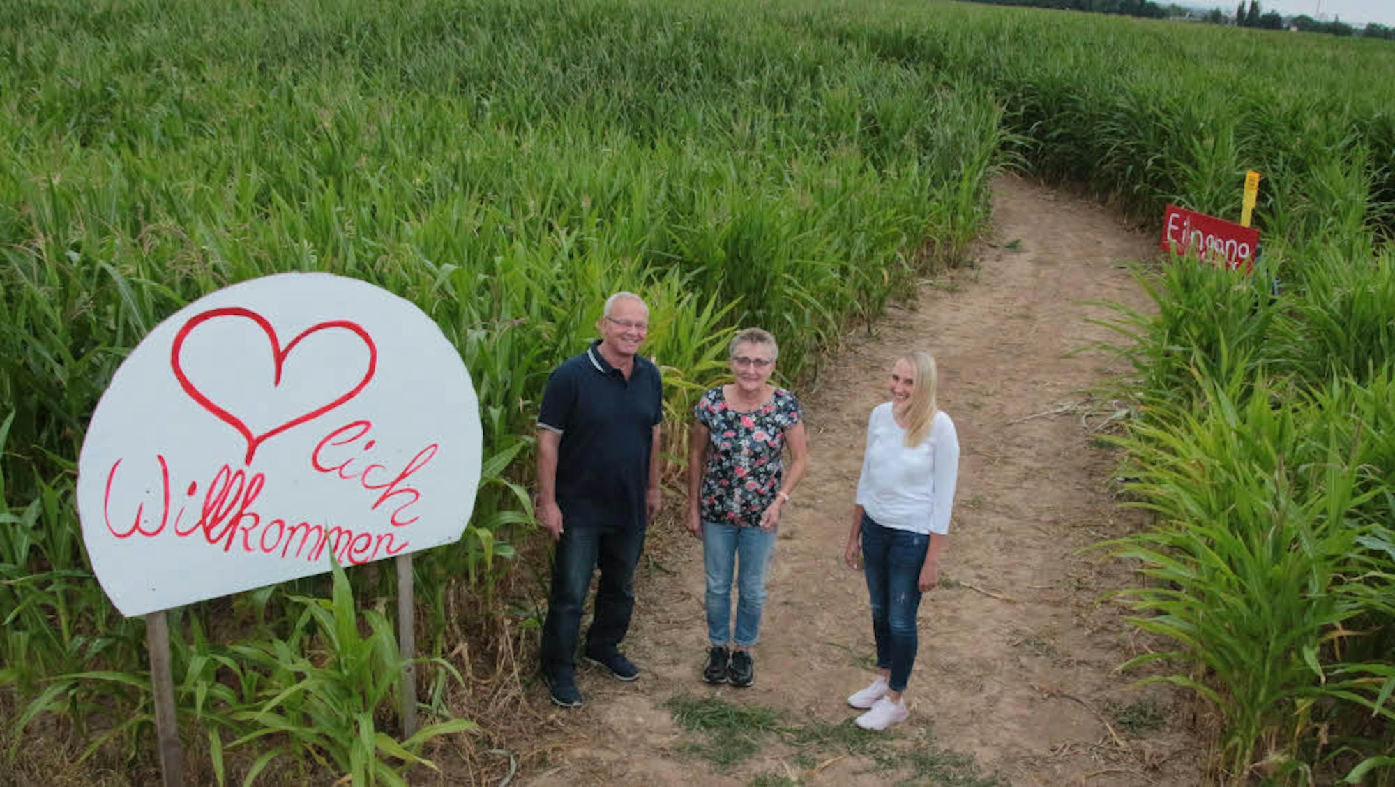 Haben am Birkenhof bei Kuchenheim ein Maislabyrinth angelegt: Regina und Theo Lanzerath und ihre Tochter Annalena.