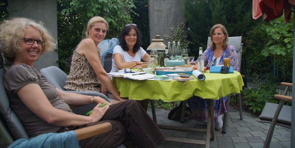Einige Mitglieder der Ortsgruppe Parents for Future Brühl bei einem Gruppentreffen.