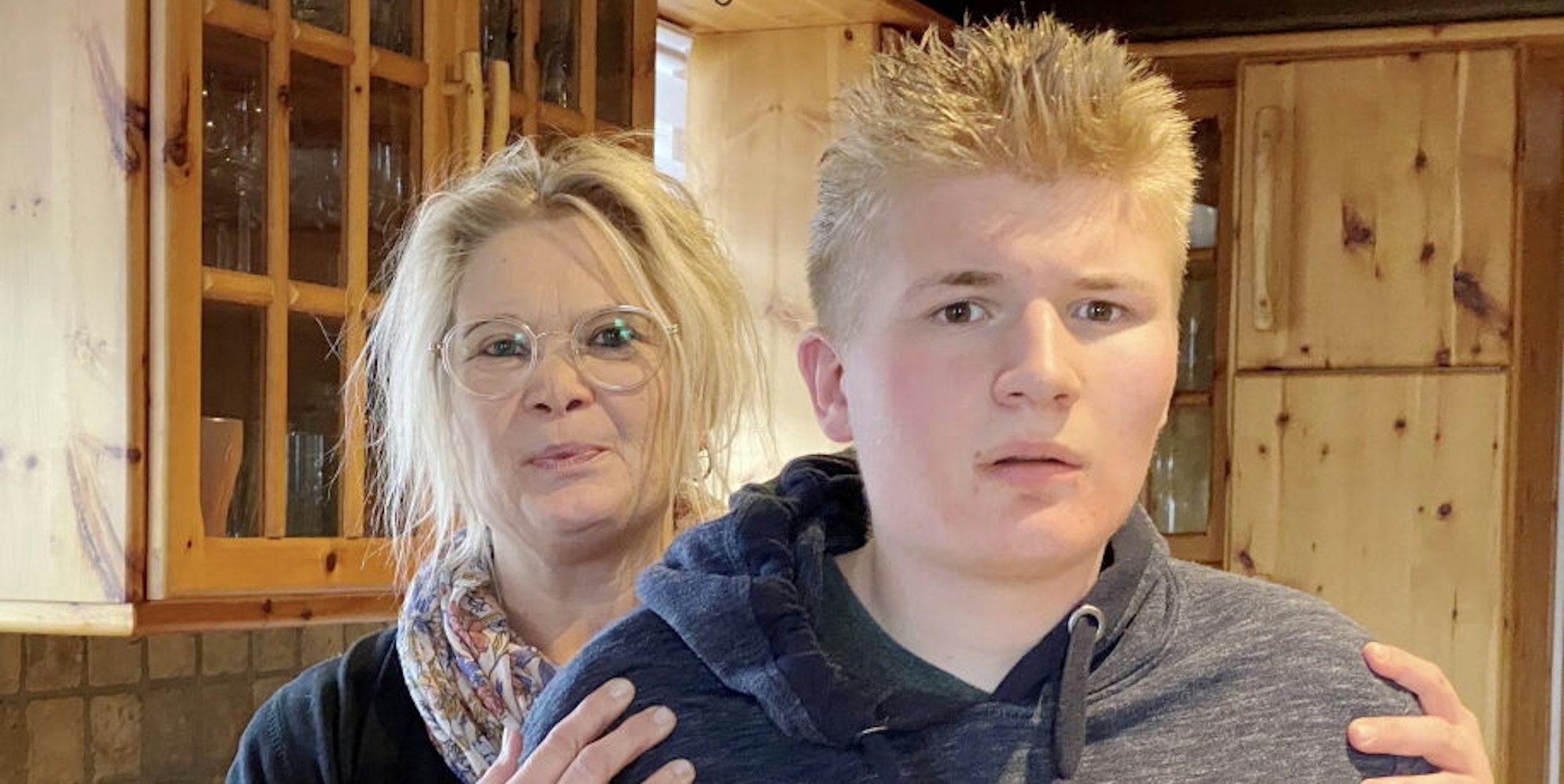 Betreuung rund um die Uhr: Manu Arns mit ihrem jüngsten Sohn Leon. Der 18-Jährige ist an frühkindlichem Autismus erkrankt.