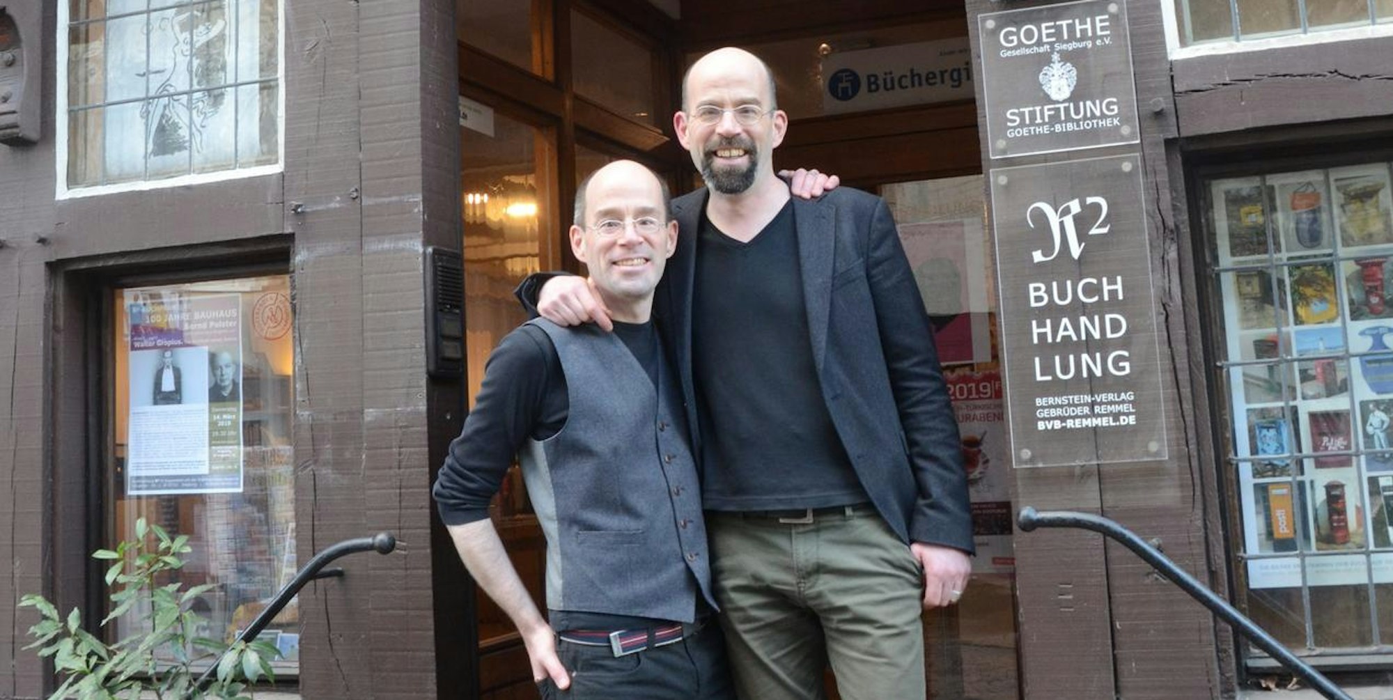„Einen Kulturort für Siegburg“ wollten Andreas (links) und Paul Remmel schaffen. Am 31. März schließen sie ihre Buchhandlung R2 an der Holzgasse.