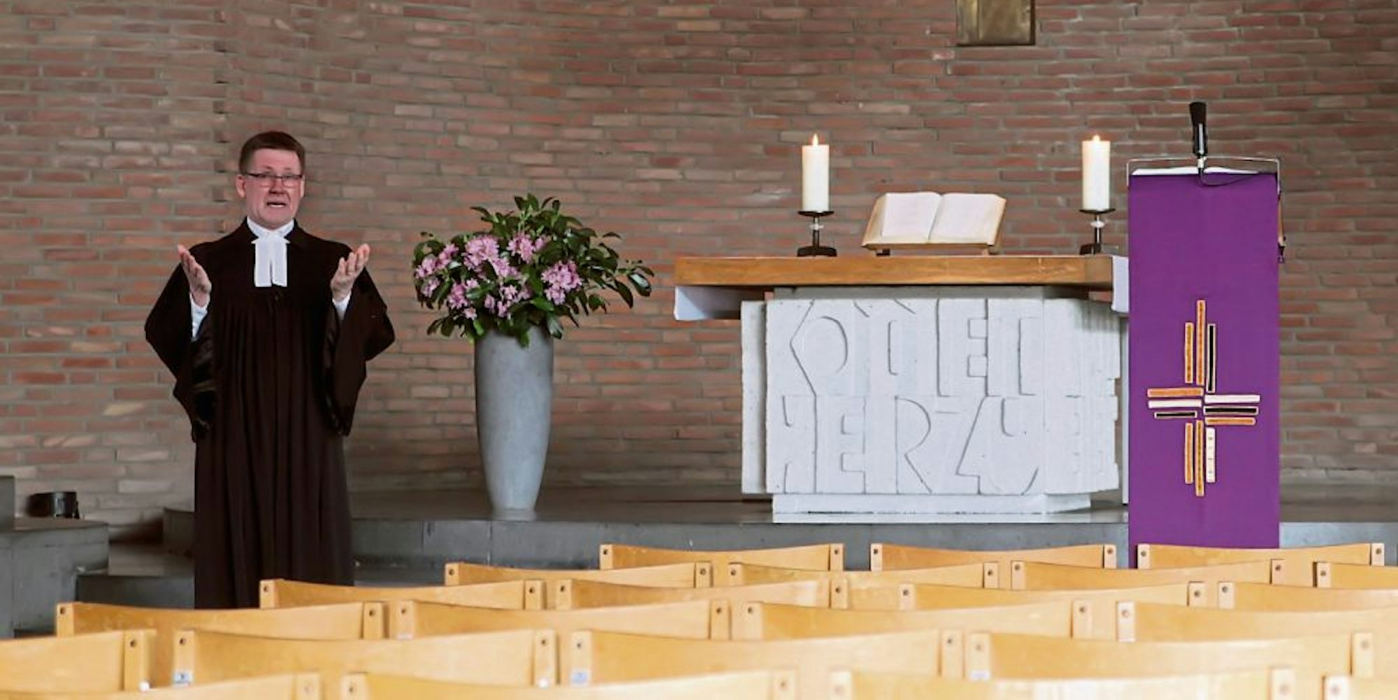 Gebet vor leeren Stuhlreihen: Pfarrer Rüdiger Penczek feierte in Wesseling einen Gottesdienst, der nur im Internet übertragen wurde.