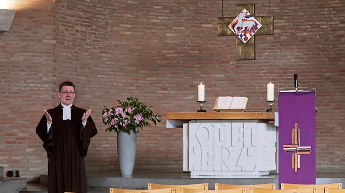 Gebet vor leeren Stuhlreihen: Pfarrer Rüdiger Penczek feierte in Wesseling einen Gottesdienst, der nur im Internet übertragen wurde.