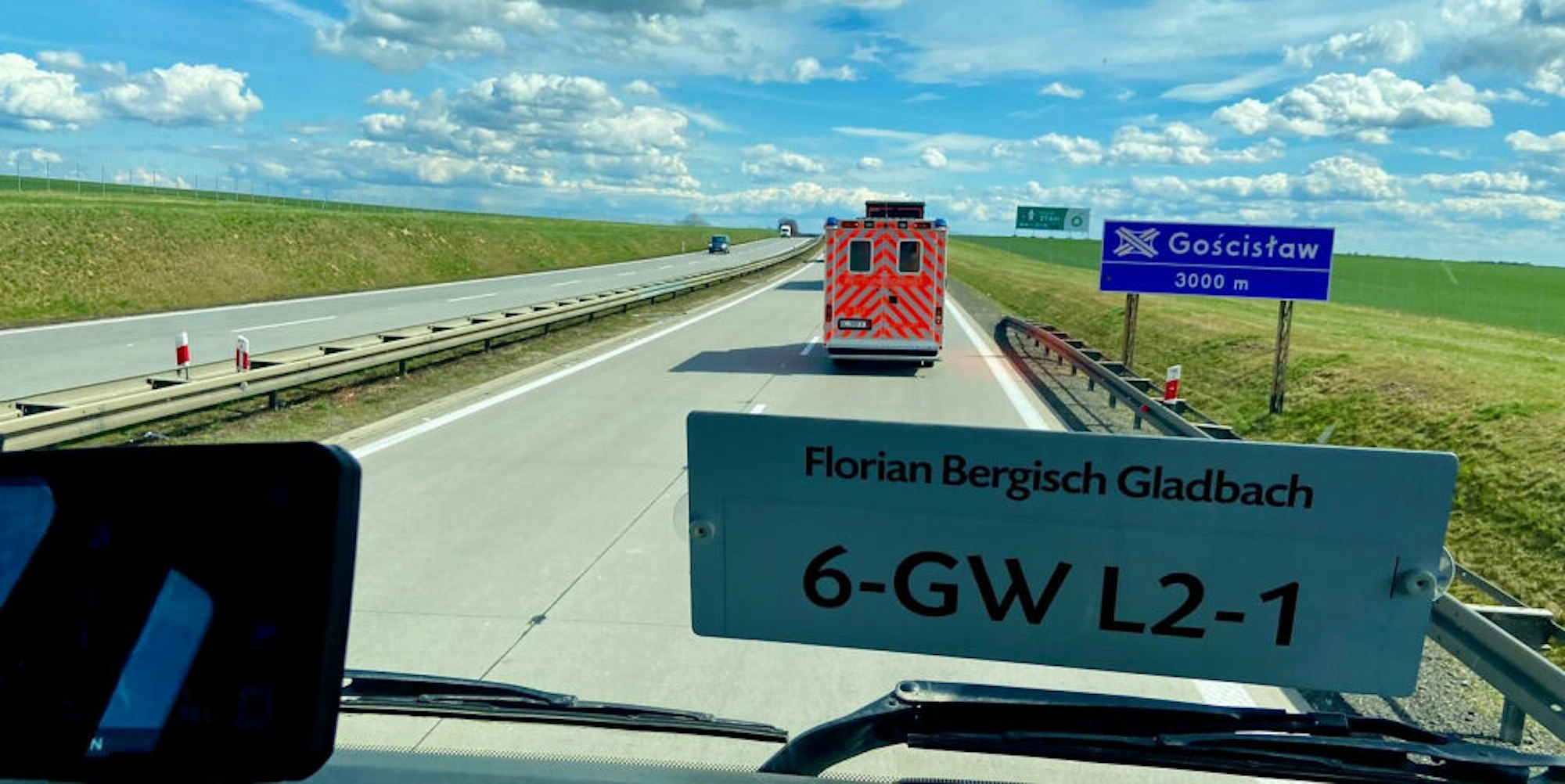 Durch Polen geht’s mit Rettungswagen und Feuerwehr-Lkw in Gladbachs Pratnerstadt Pszczyna.