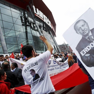 Tausende Anhänger von Präsident Erdogan kamen 2014 zu einer Wahlkampfveranstaltung der AKP in die Lanxess-Arena.