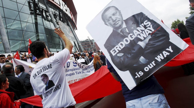 Tausende Anhänger von Präsident Erdogan kamen 2014 zu einer Wahlkampfveranstaltung der AKP in die Lanxess-Arena.