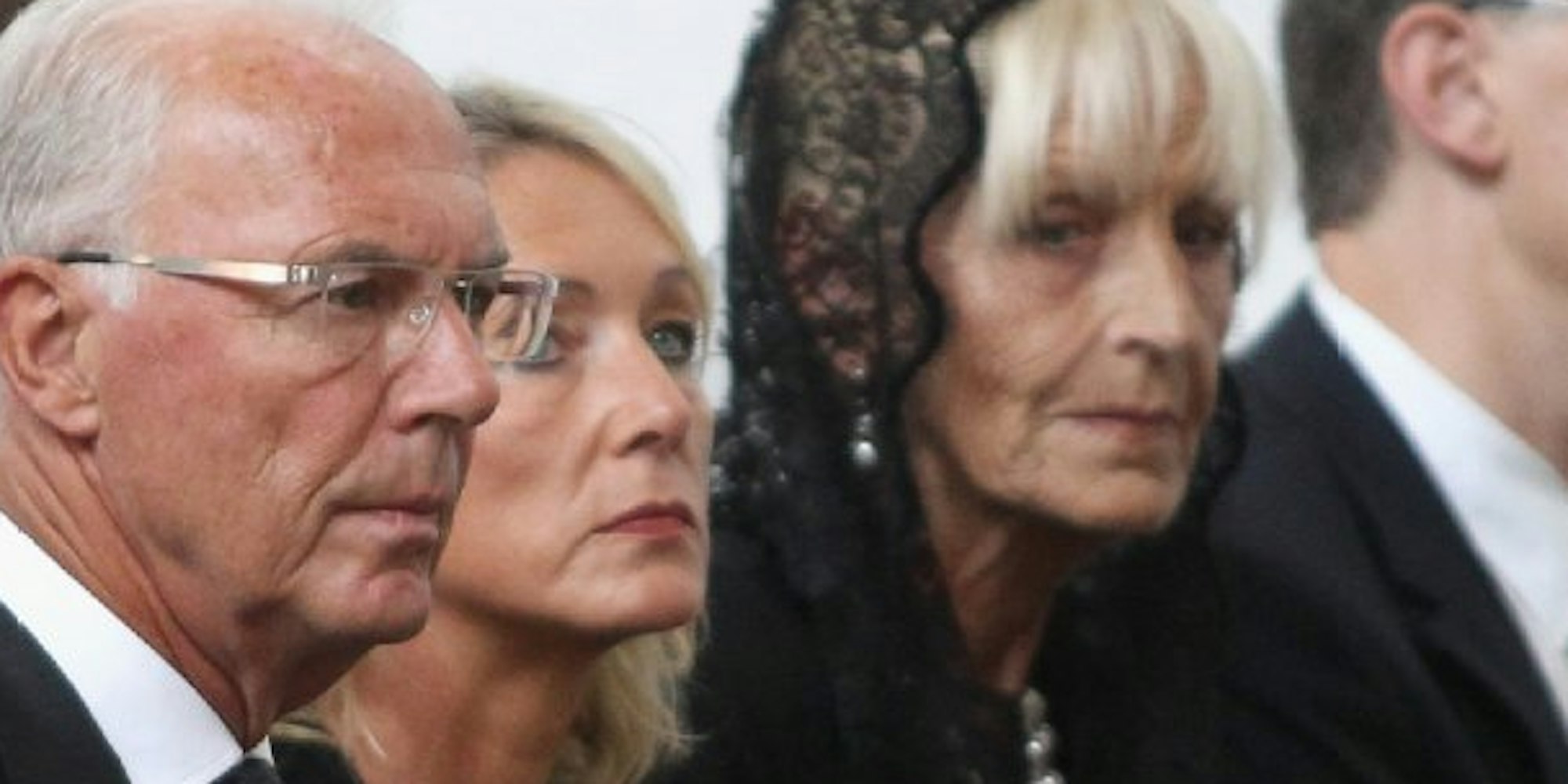 Franz Beckenbauer (2. von links) mit Ehefrau Heidi und Ex-Frau Brigitte auf der Trauerfeier