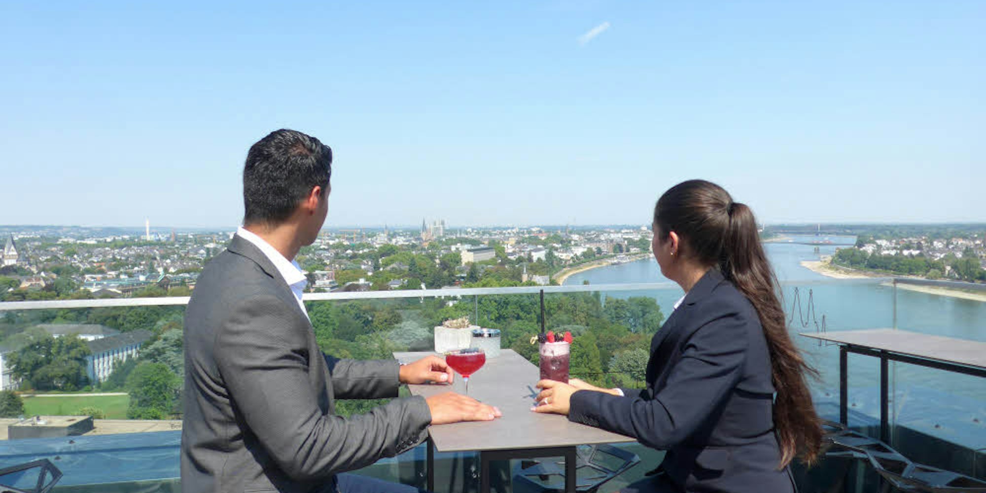 Cocktails mit Fernsicht gibt es in Konrad’s Sky Bar im 17. Stock des Marriot-Hotels in Bonn.