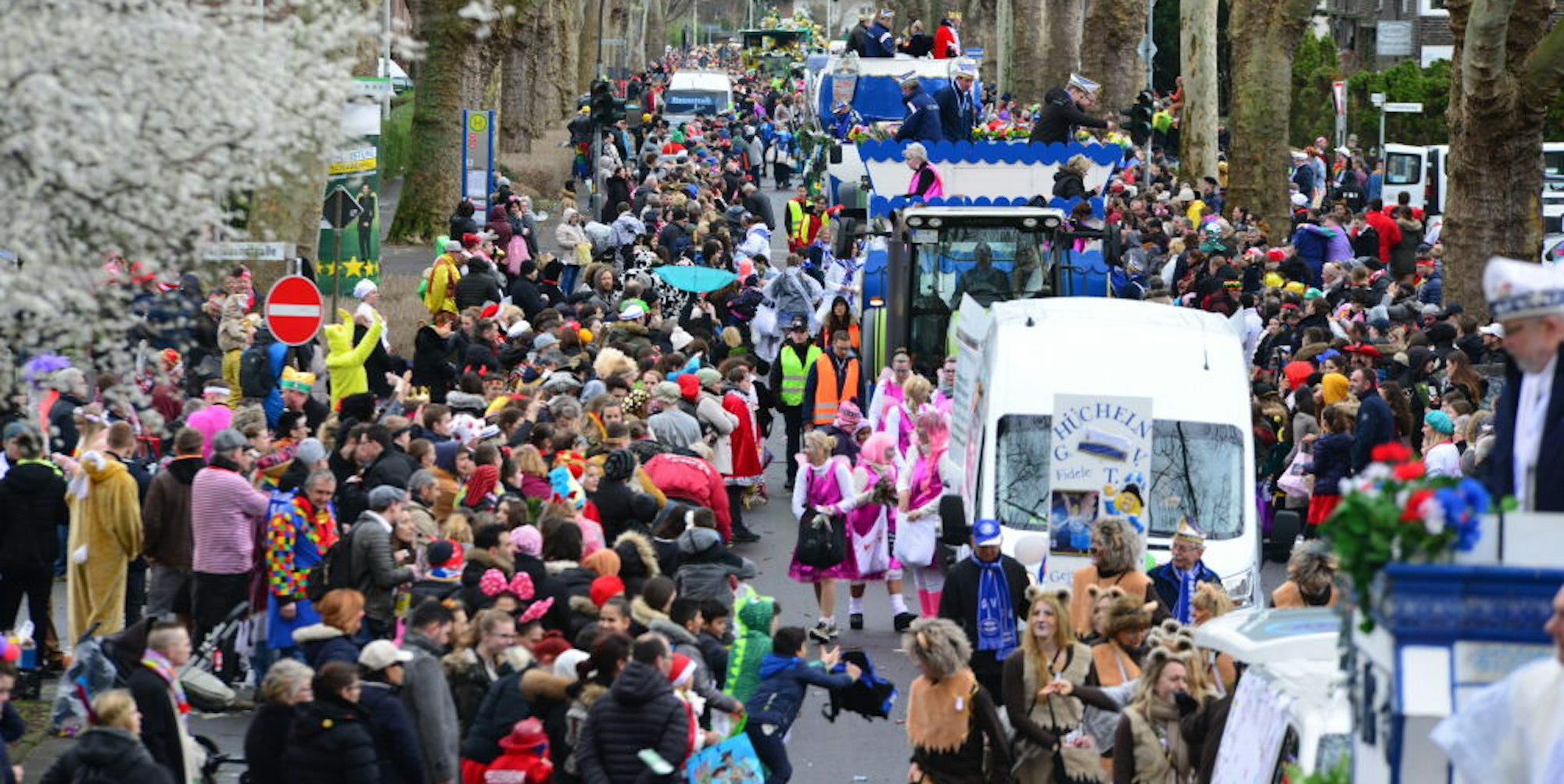 So schön ist der Straßenkarneval: Das Bild entstand dieses Jahr beim Karnevalszug in Frechen am Freiheitsring.