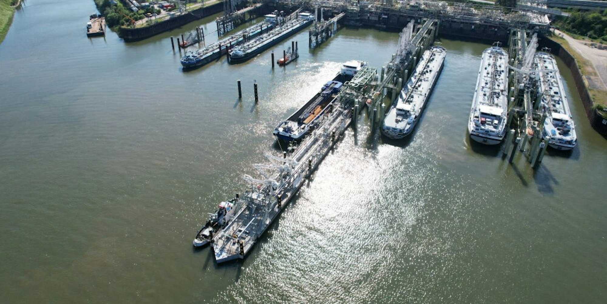 Der 2400 Tonnen schwere schwimmende Schiffsanleger (Bildmitte) wird im Godorfer Hafen befestigt und im September in Betrieb genommen.