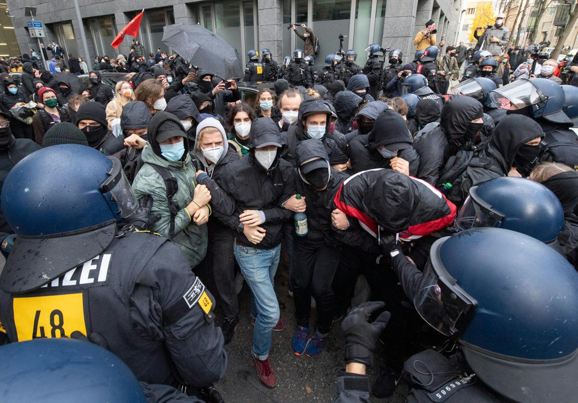 Polizisten setzten während der „Querdenken”-Demonstration in Frankfurt/Main am Samstag (14.11) vereinzelt Schlagstöcke gegen Gegendemonstranten ein. Nach Angaben der Polizei wurden Beamte angegriffen.