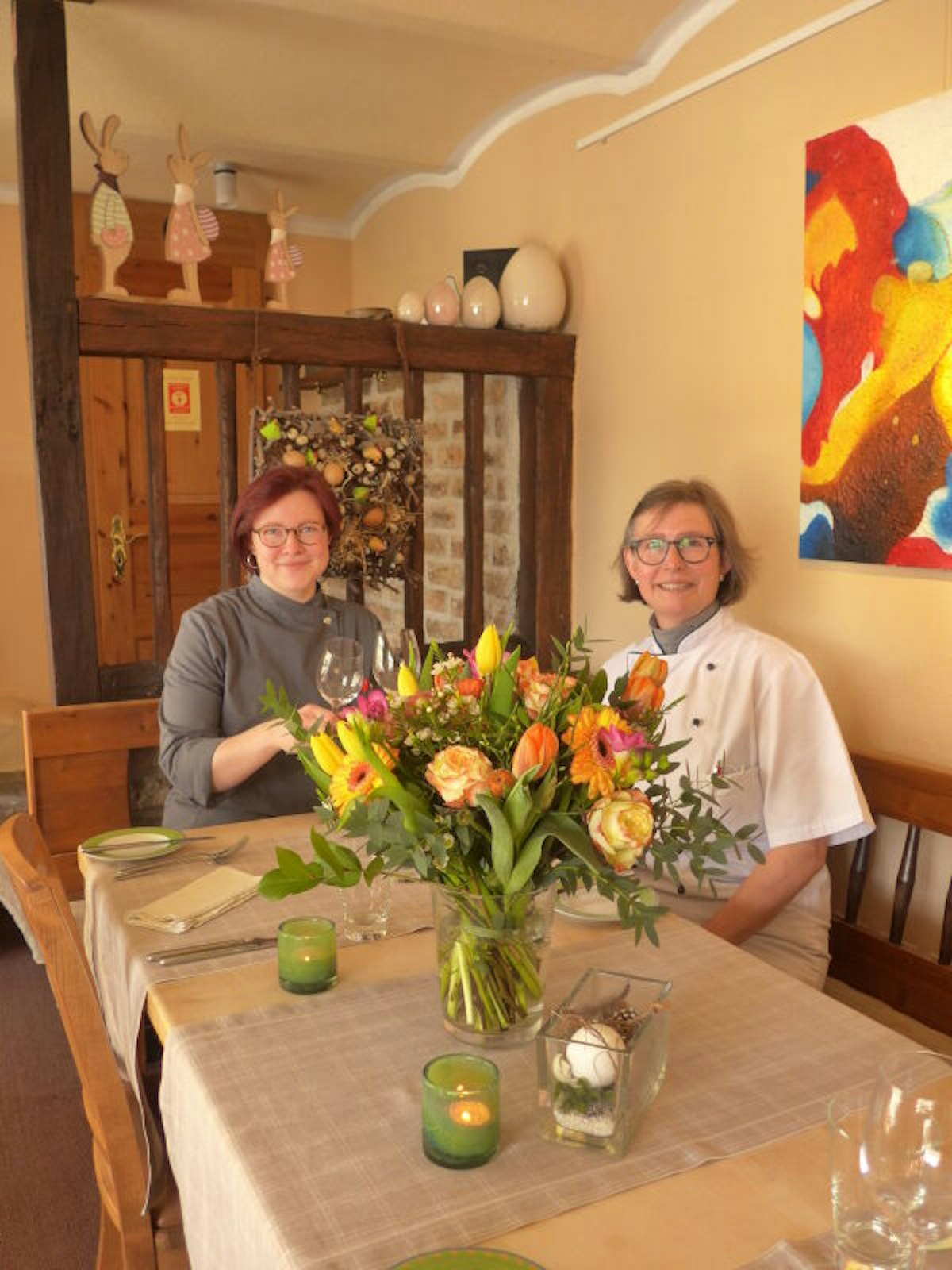 Gabi Radermacher und Köchin Johanna Budweg vom  Restaurant „Zur Scheune“.