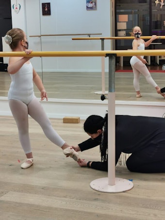 Unterricht in den Räumen der Ballettschule, wie hier mit der achtjährigen Lenia, ist nur mit Maske möglich.