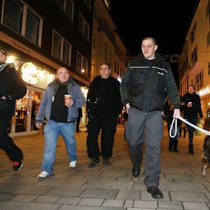 Mitglieder der Bürgerwehr bei ihrer Patrouillie durch die Düsseldorfer Altstadt.