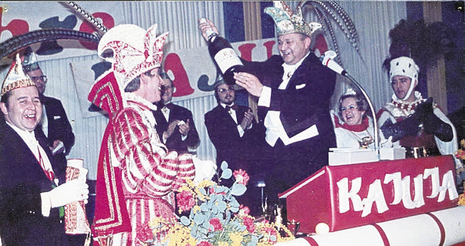 Das Dreigestirn kommt 1972 aus der Kajuja: Prinz Heinz-Lothar Volberg mit Kajuja-Präsident Willi Heider im Jahr 1972.