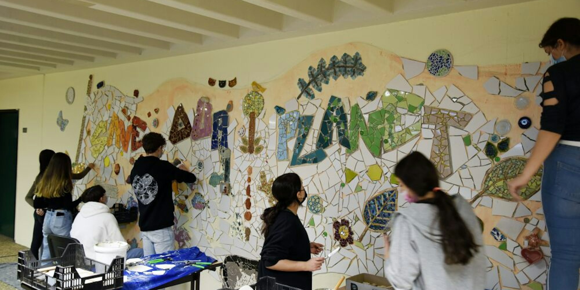 „Save our Planet“ steht auf dem Wandmosaik, das die Schülerinnen und Schüler gestaltet haben.