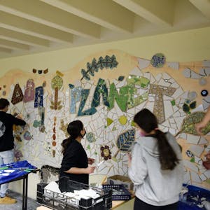 „Save our Planet“ steht auf dem Wandmosaik, das die Schülerinnen und Schüler gestaltet haben.