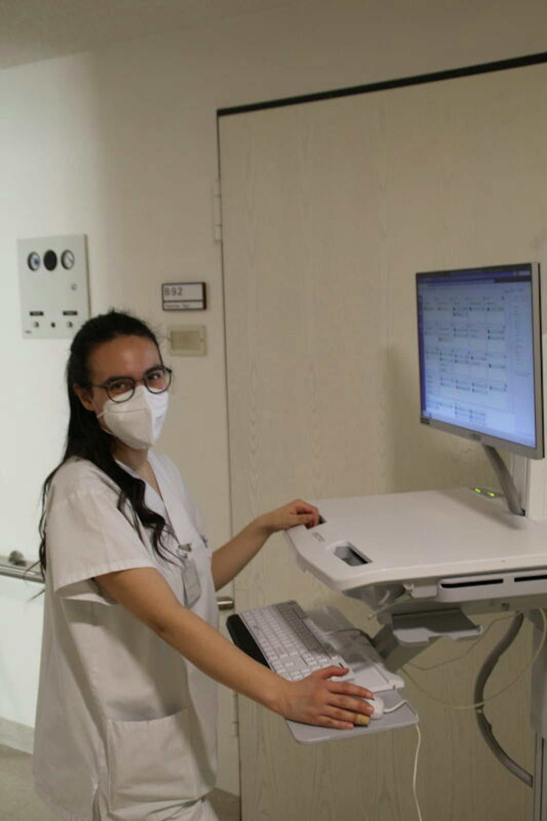 Pflegt Patientendaten in den PC ein: Paula Castro Pinzon.