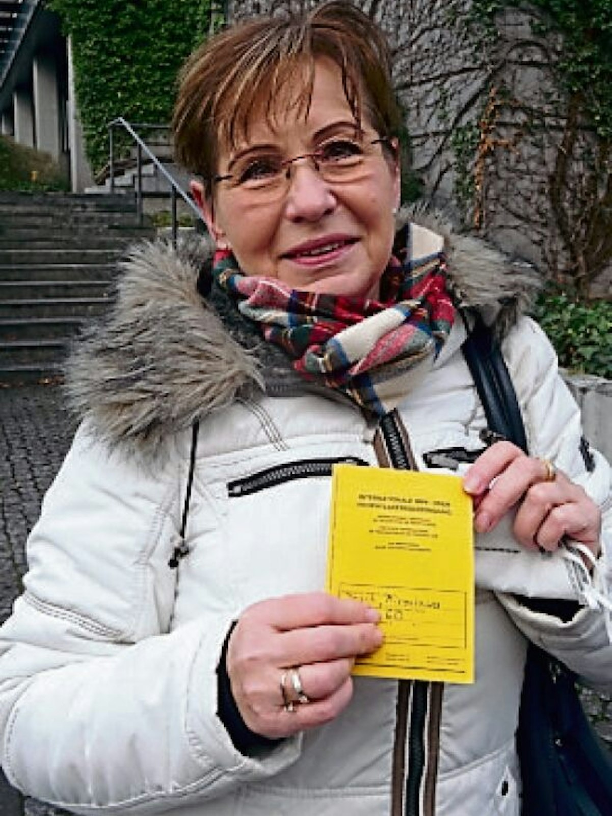 Miroslawa Josch (l.) aus Seelscheid bei der Impfaktion
