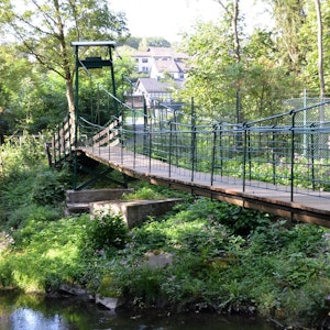 Die Hängeseilbrücke in Morsbach ist gesperrt. Eine Prüfung hat ihren schlechten Zustand bescheinigt.