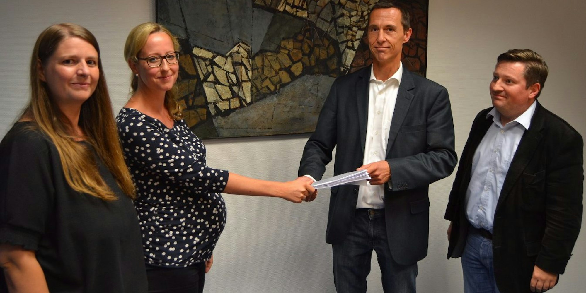 Anja Seifert und Laura Ernst überreichten die Unterschriften an Bürgermeister Spürck und Dezernent Canzler (v .l.).