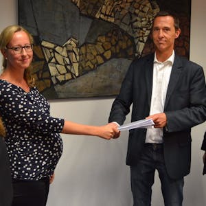 Anja Seifert und Laura Ernst überreichten die Unterschriften an Bürgermeister Spürck und Dezernent Canzler (v .l.).