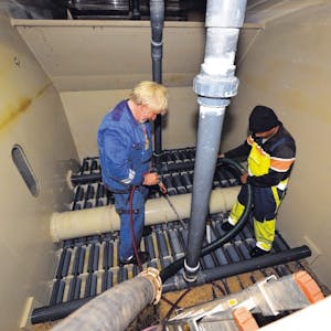 Im Freibad Hoffnungsthal wird die Technik erneuert. Badbetriebsleiter Jens Degner vor einem der Schaltschränke, die Filterkammern werden geleert, Pumpen warten auf den Ausbau.