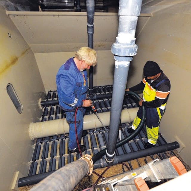 Im Freibad Hoffnungsthal wird die Technik erneuert. Badbetriebsleiter Jens Degner vor einem der Schaltschränke, die Filterkammern werden geleert, Pumpen warten auf den Ausbau.