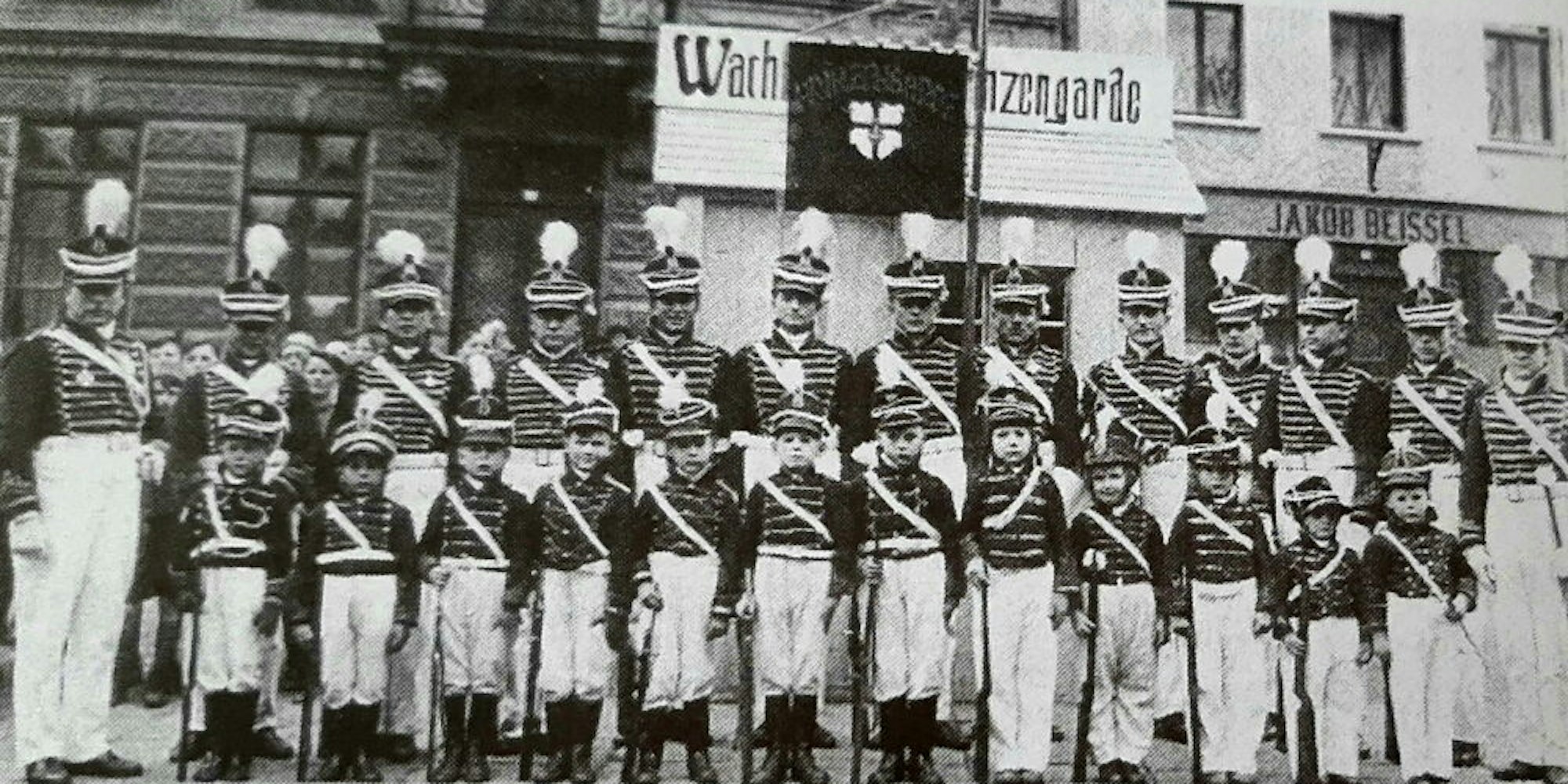 Ein Foto vom 11. Februar 1934 aus der Chronik des Meckenheimer Karnevals zeigt die neue Garde.