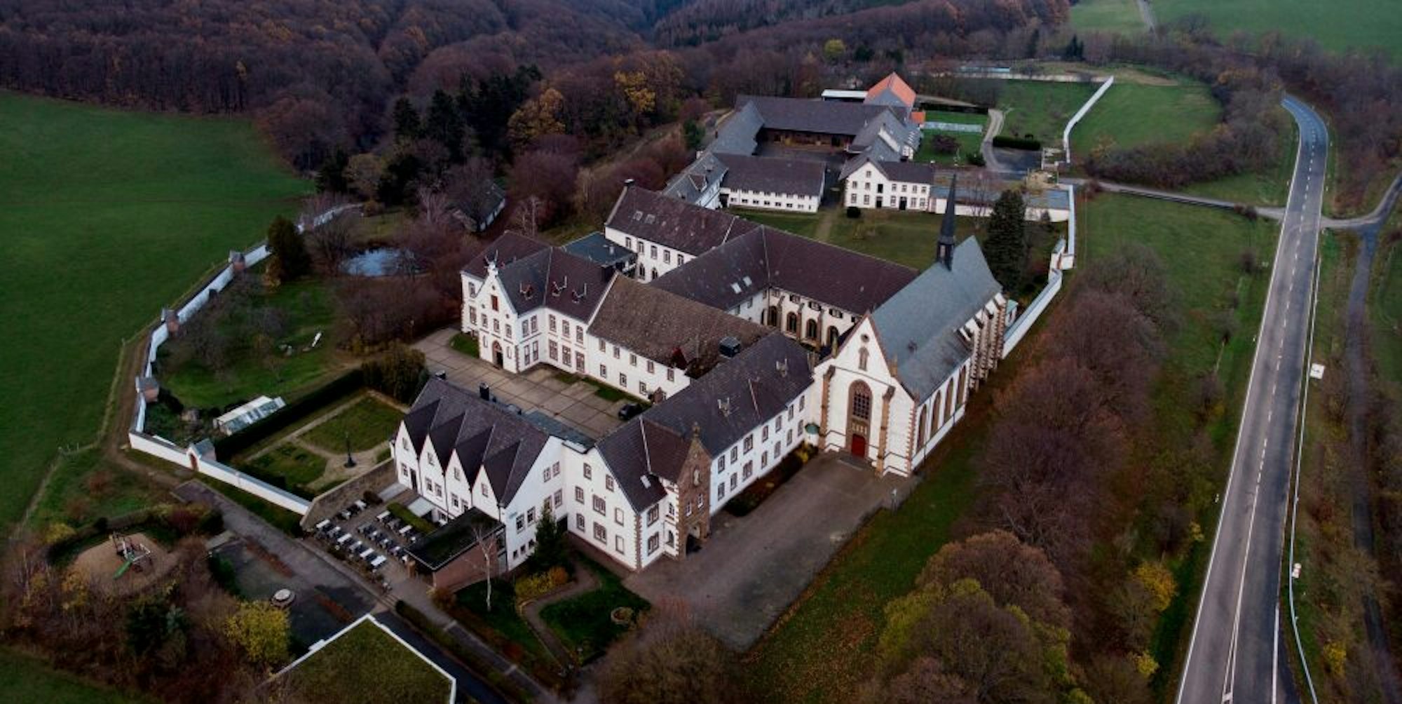 Ein touristischer Anziehungspunkt, der künftig besser mit dem ÖPNV zu erreichen sein soll: das Kloster Mariawald.
