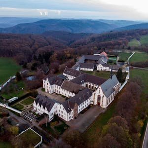 Ein touristischer Anziehungspunkt, der künftig besser mit dem ÖPNV zu erreichen sein soll: das Kloster Mariawald.