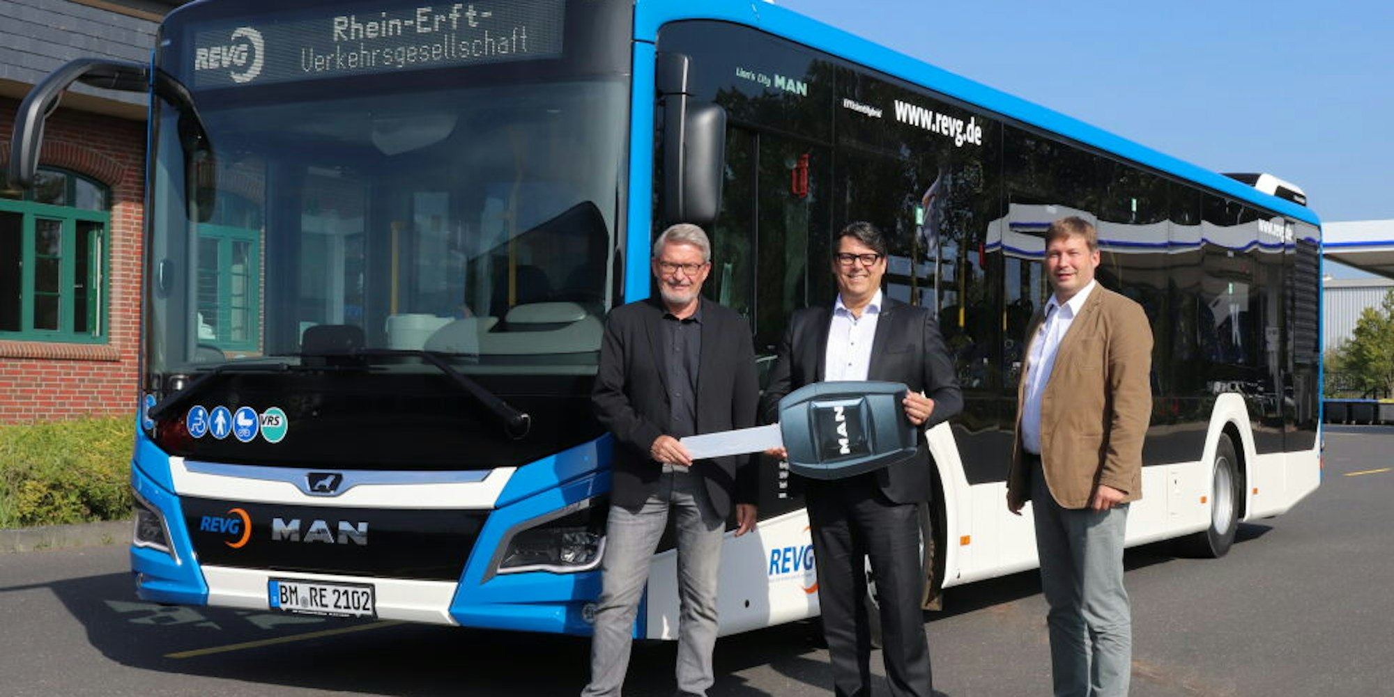 Symbolisch überreichte Marc Maubach (M.), MAN-Regionalleiter Vertrieb Bus, den Fahrzeugschlüssel an die REVG-Geschäftsführer Walter Reinarz (l.) und Martin Gawrisch (r.).