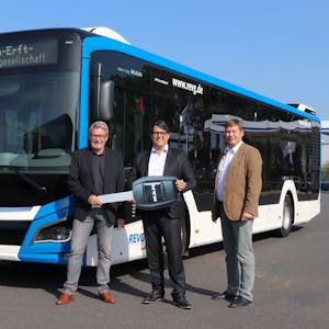 Symbolisch überreichte Marc Maubach (M.), MAN-Regionalleiter Vertrieb Bus, den Fahrzeugschlüssel an die REVG-Geschäftsführer Walter Reinarz (l.) und Martin Gawrisch (r.).