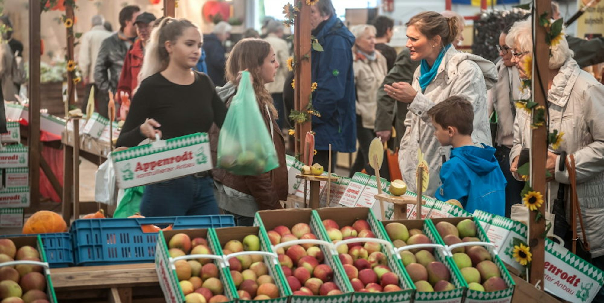 Mit Abstand und Mundschutz Äpfel probieren, würde schwierig: Der Leichlinger Obstmarkt fällt 2020 aus.