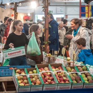 Mit Abstand und Mundschutz Äpfel probieren, würde schwierig: Der Leichlinger Obstmarkt fällt 2020 aus.