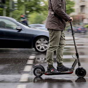 Auf Straßen und Radwegen rollen E-Scooter seit Kurzem durch Köln. 