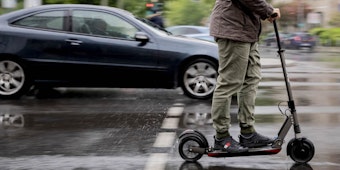 Auf Straßen und Radwegen rollen E-Scooter seit Kurzem durch Köln. 
