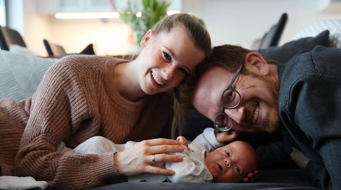 Eva und Max Wenner kuscheln mit Sohn Linus.