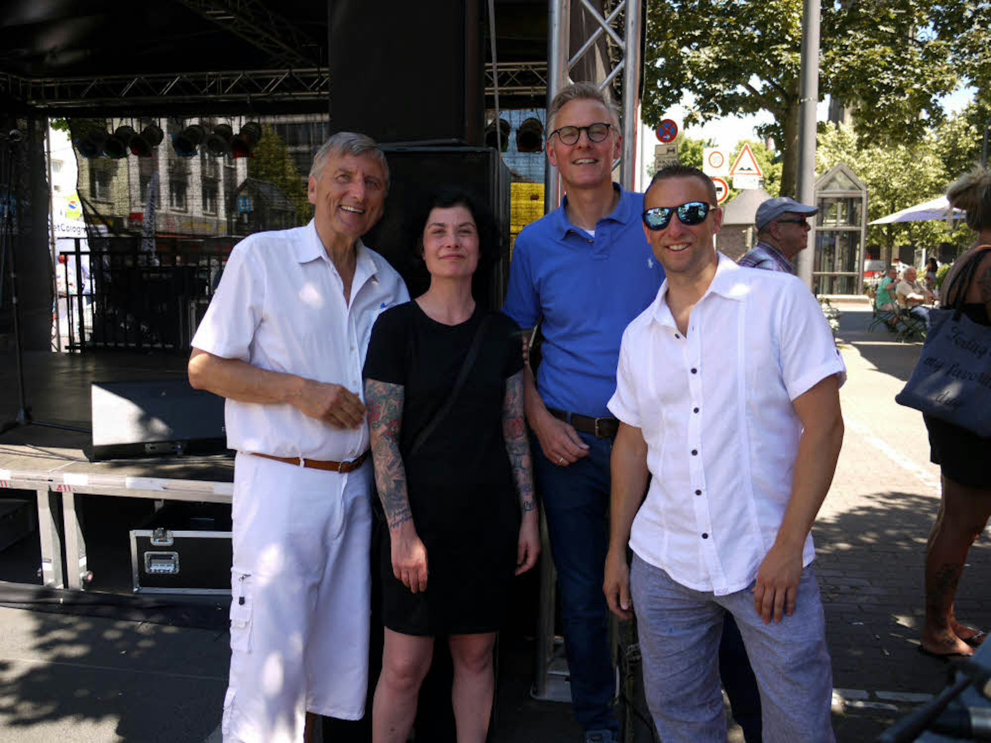 Straßenfest-Eröffnung mit Tanja Groß sowie Reiner Kreke (v.l.), Oliver Wessel und Dominik Schlöffel von der Standortgemeinschaft Kalk