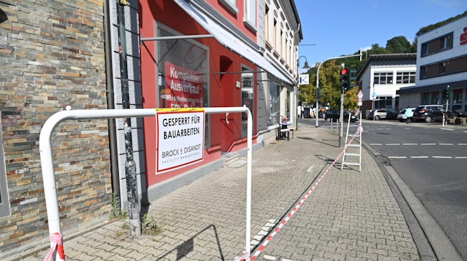 Geschlossene Geschäfte und Sanierungsarbeiten, egal wohin man in Rösrath-Hoffnungsthal blickt.