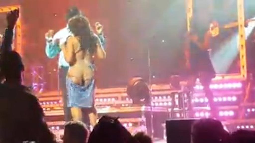 Heißer Bühnen-Strip: Soul-Sängerin Toni Braxton bietet ihren Fans eine sexy Showeinlage.
