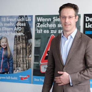 AfD-Landeschef Marcus Pretzell beim Interview-Termin vor den Wahlplakaten in der Düsseldorfer Landeszentrale.