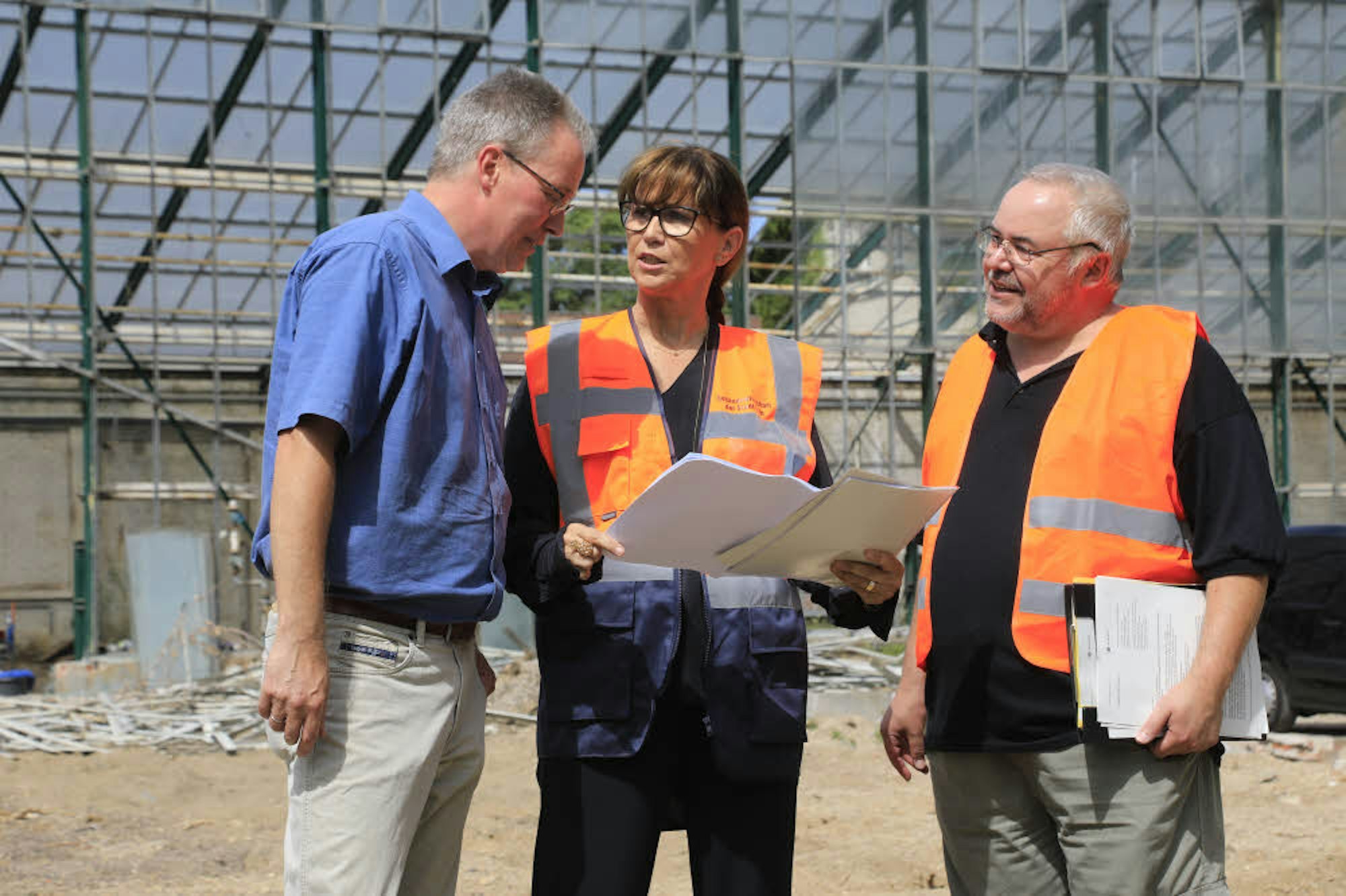 Stefan Linke (Flora) bespricht sich mit Petra Rinnenburger und Karsten Wickert (Gebäudewirtschaft).