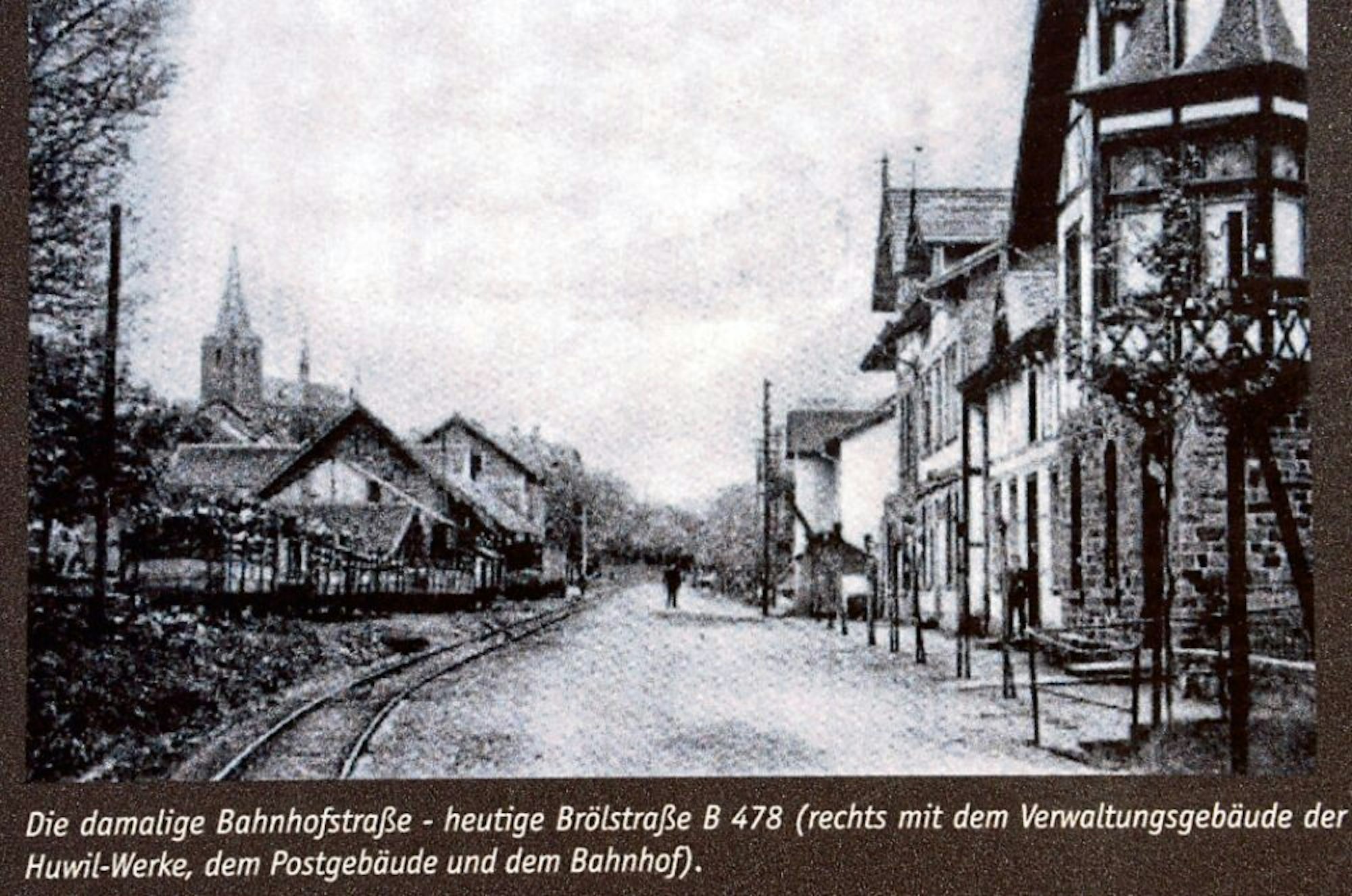 In Ruppichteroth befand sich gegenüber der Huwil-Verwaltung der Güterbahnhof. Heute erinnert dort noch ein Stück Gleis an das Brölbähnchen.