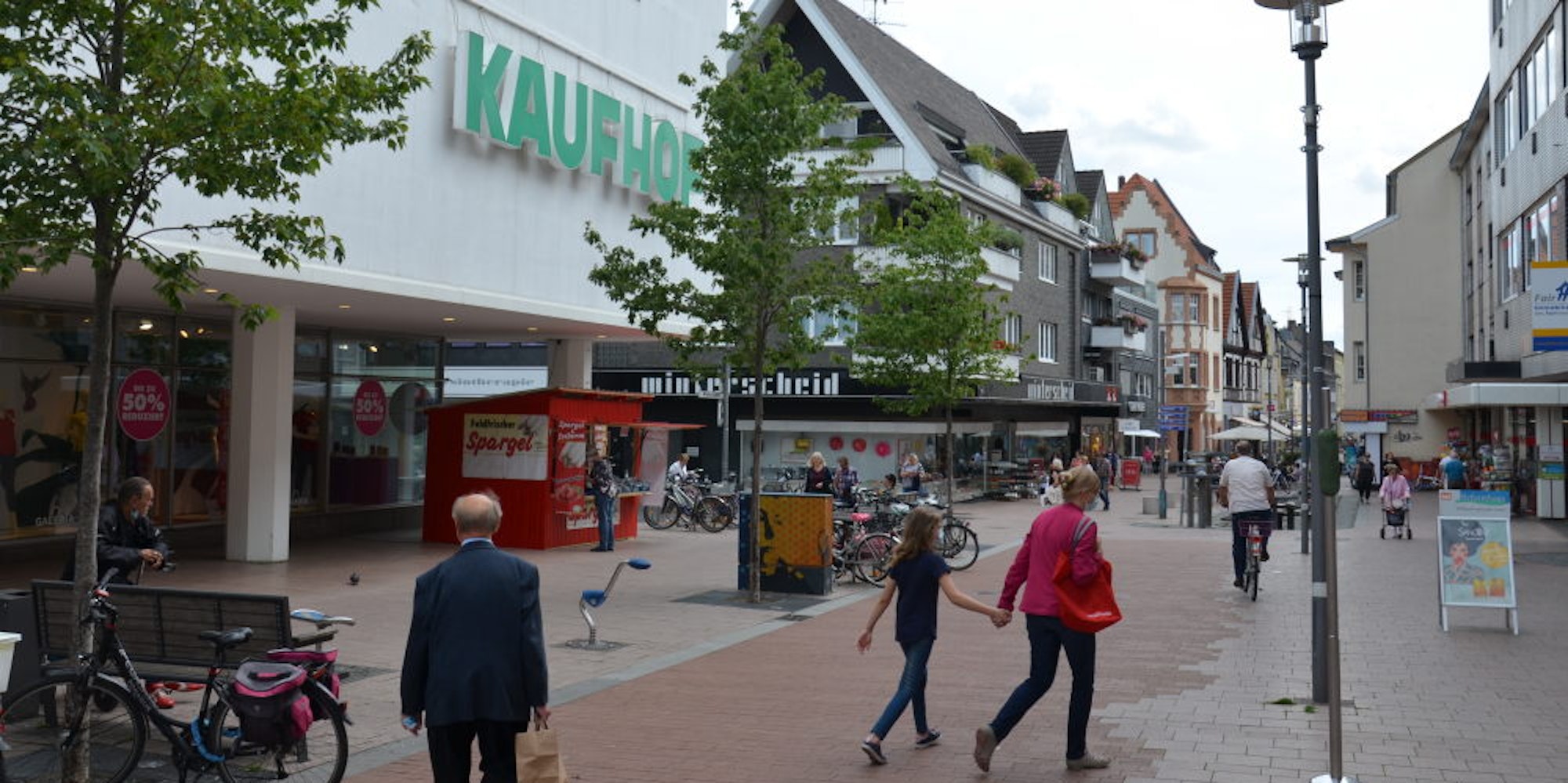 Bislang lockt der Kaufhof viele Passanten in die Brühler Innenstadt, doch die Schließung scheint beschlossene Sache zu sein.