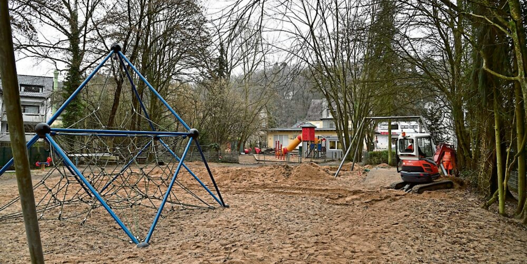 Die Abbauarbeiten des Rösrather Spielplatzes haben begonnen.
