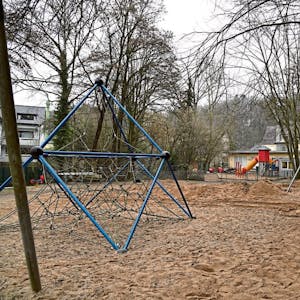Die Abbauarbeiten des Rösrather Spielplatzes haben begonnen.